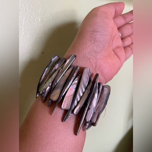 Elegant Elegant Iridescent Gray Mother of Pearl Bracelet - Picture 2 of 5